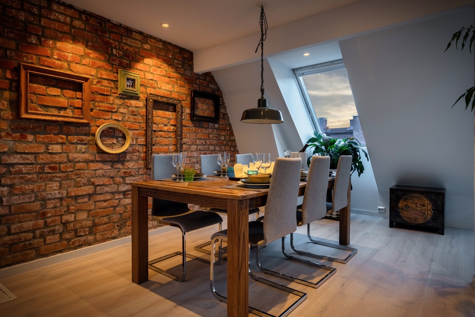 Originale teglsteinsvegger i spisestuen skaper en lun atmosfære. . Galleribilde