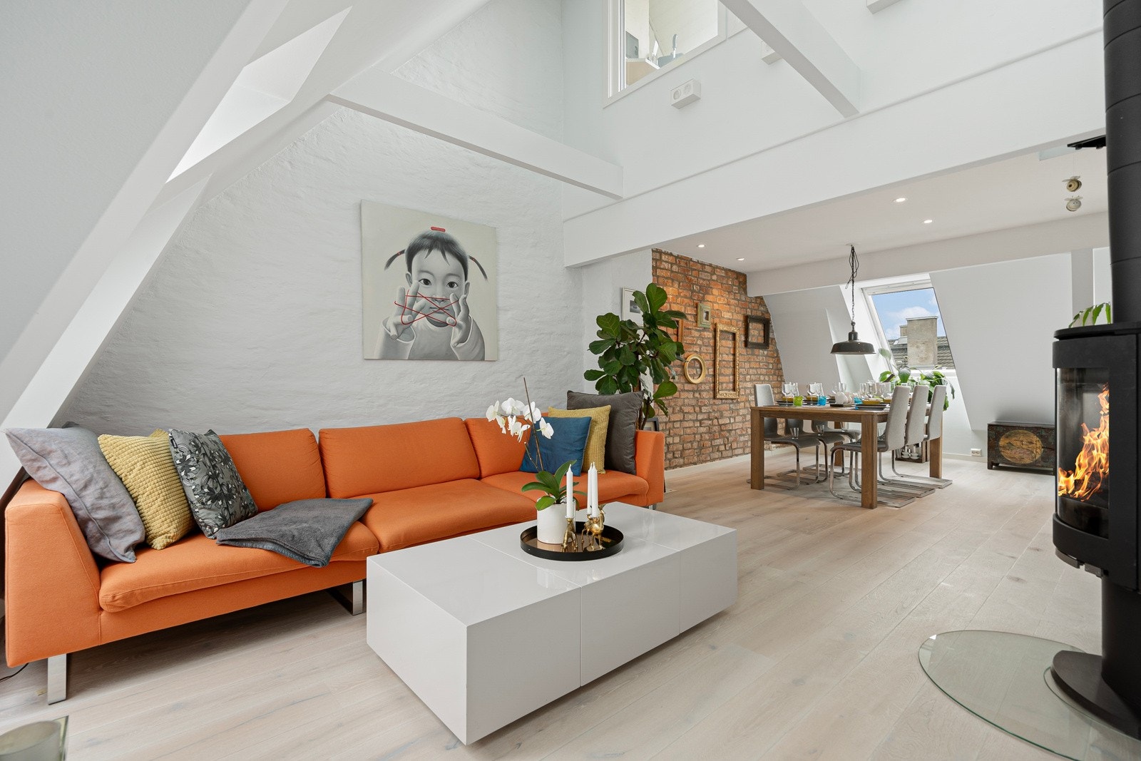 Malt himling med innfelte LED-downlights i spisestue- og kjøkkendelen. Galleribilde