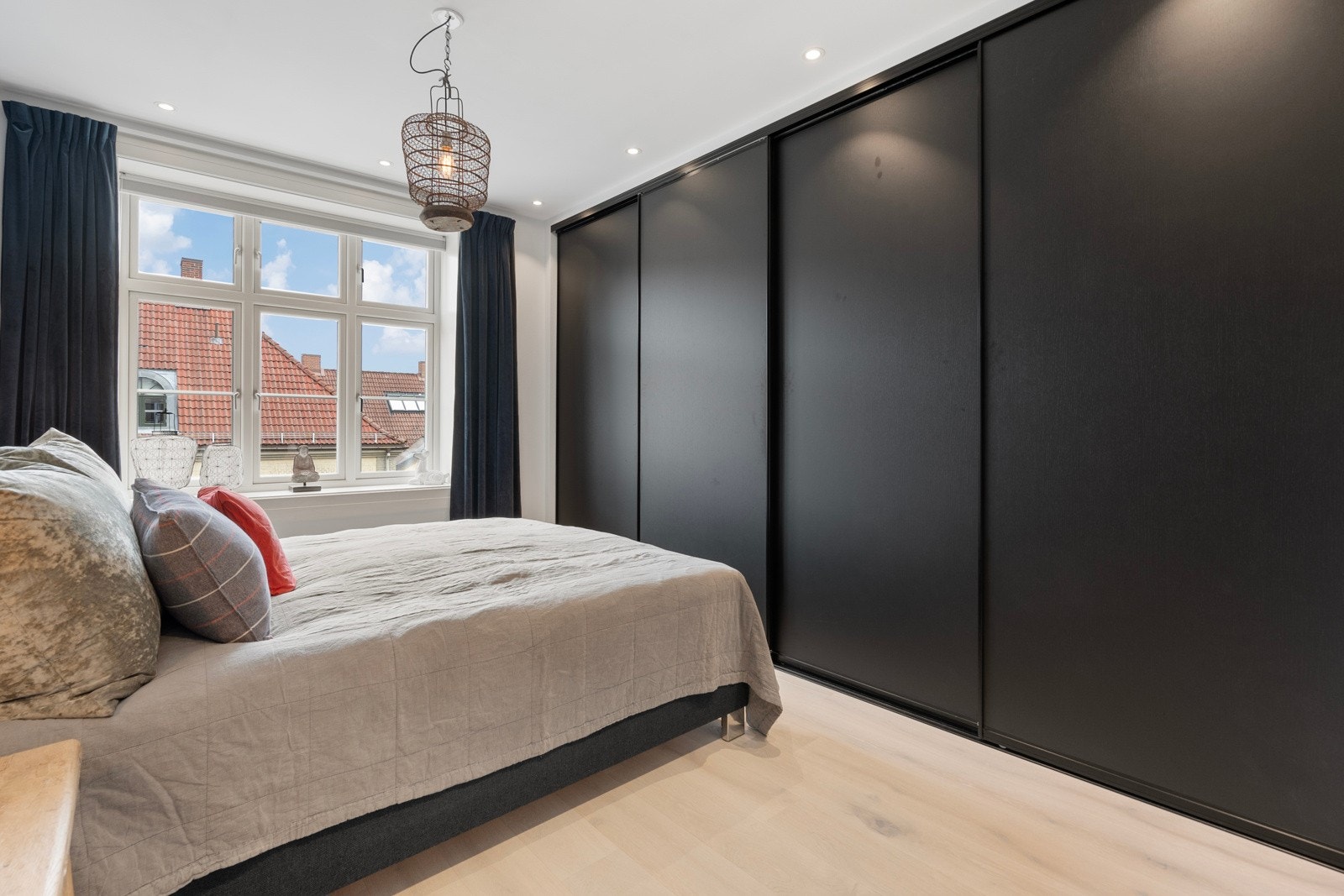 Stort hovedsoverom med romslig skyvedørsgarderobe. Garderoben har innredning og dører fra Kvik i svartbeiset eik. Galleribilde