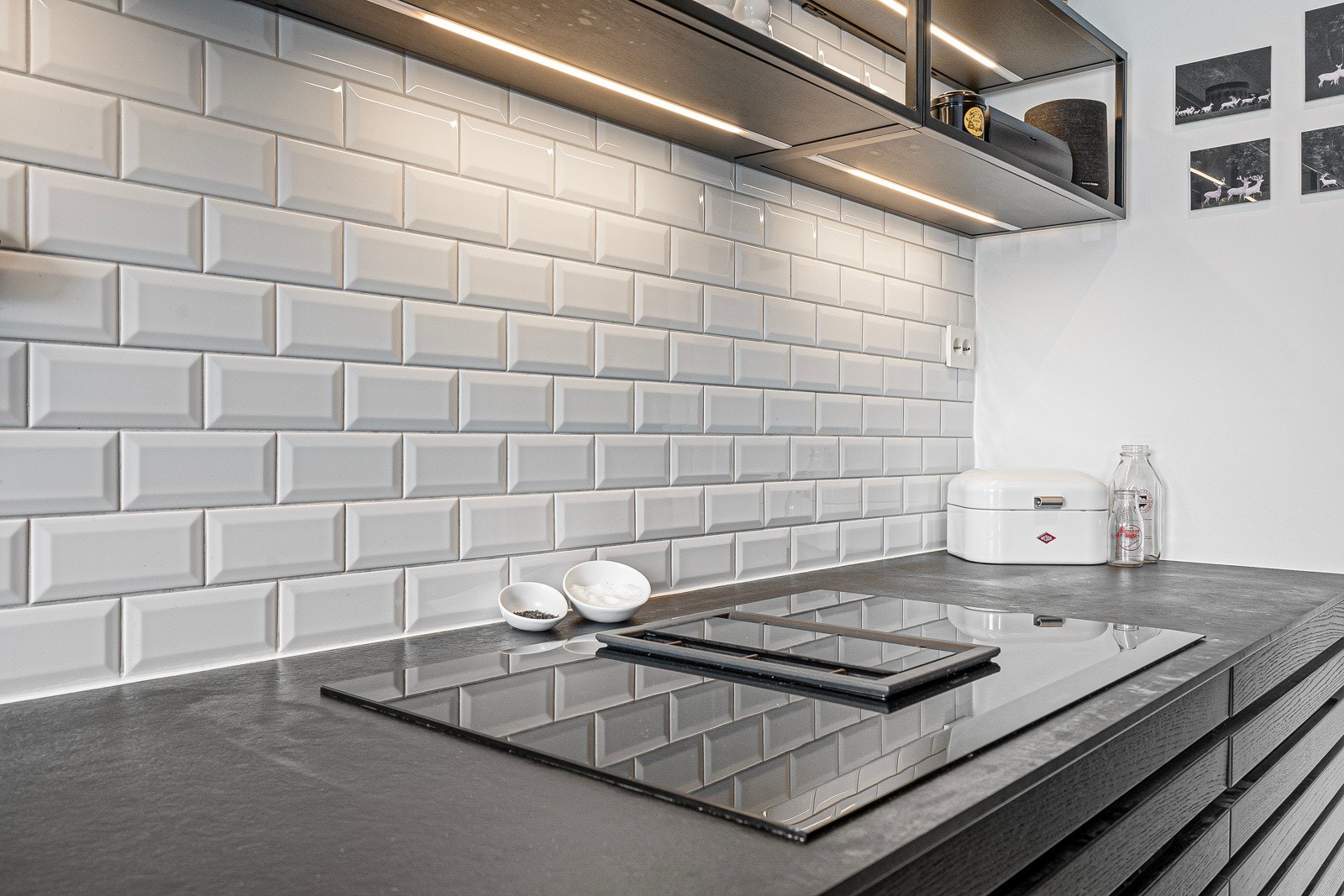 Integrerte hvitevarer består av stekeovn med dampfunksjon, nedfelt 80cm induksjonstopp, oppvaskmaskin, fryseskap og kjøleskap. Galleribilde