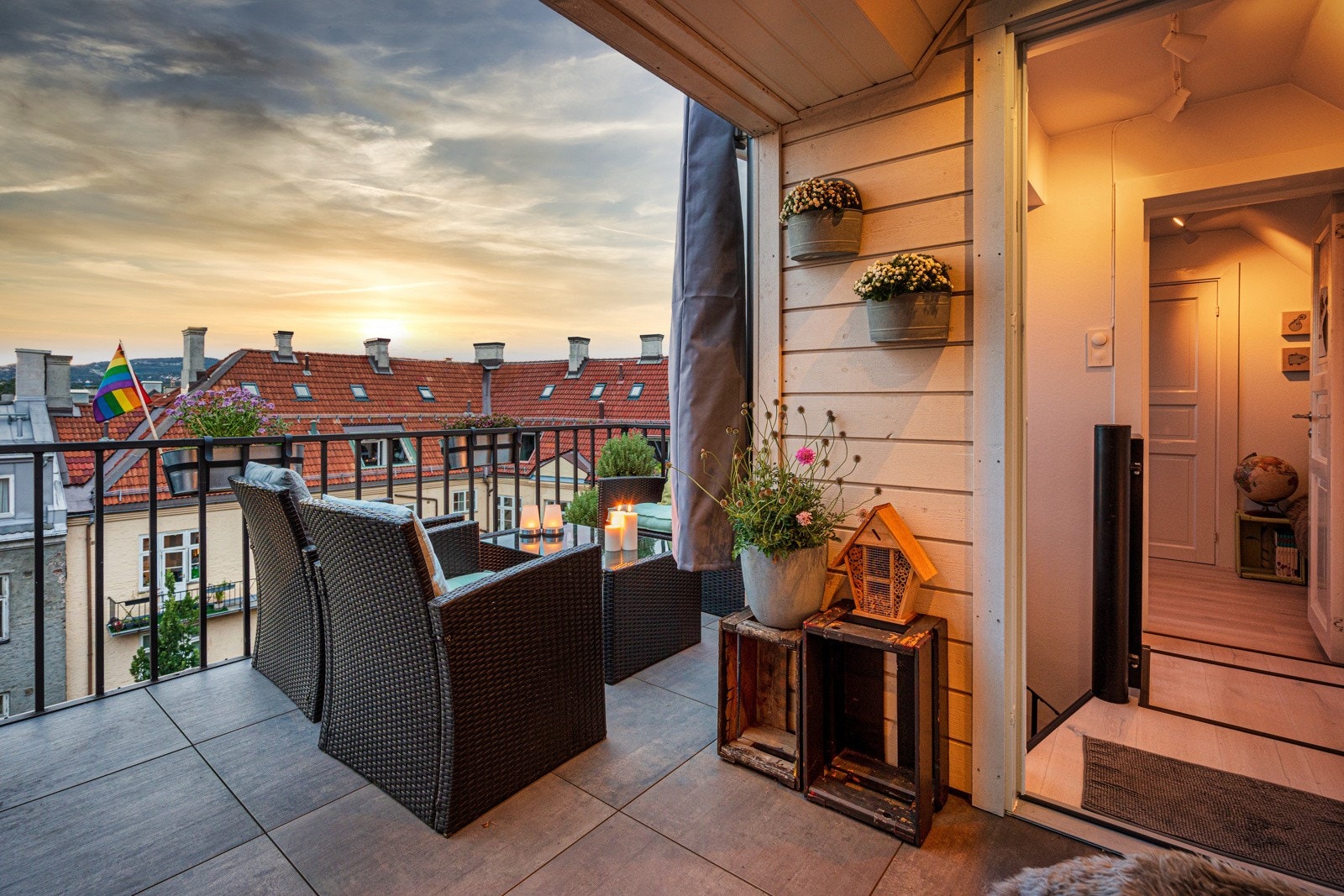 Privat takterrasse på 10 kvm med utgang fra 6. etasje, utstyrt med utelys og stikkontakter. Unike solforhold med sol fra lunsjtider til solnedgang på sommerstid. Galleribilde
