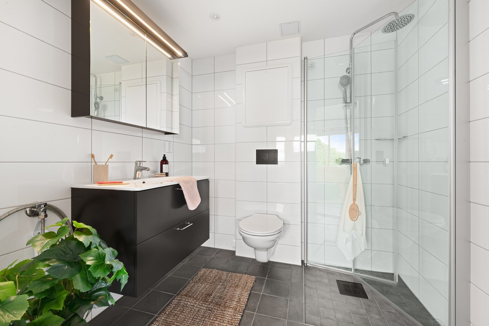 Badet ble renovert i ca. 2023 (utført i regi av borettslaget). Det er nytt rør-i-rør system og en tidløs stil. Det er opplegg for tilkobling av vaskemaskin på badet. Galleribilde