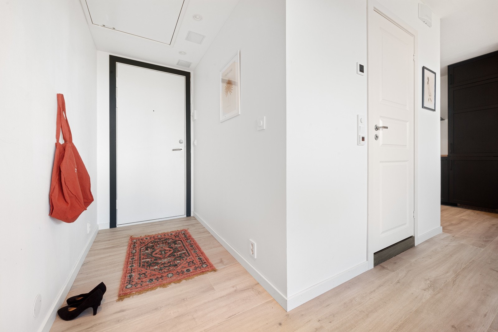 Lys og trivelig entré med innfelte downlights og vegghengt betjeningspanel tll porttelefon. Galleribilde