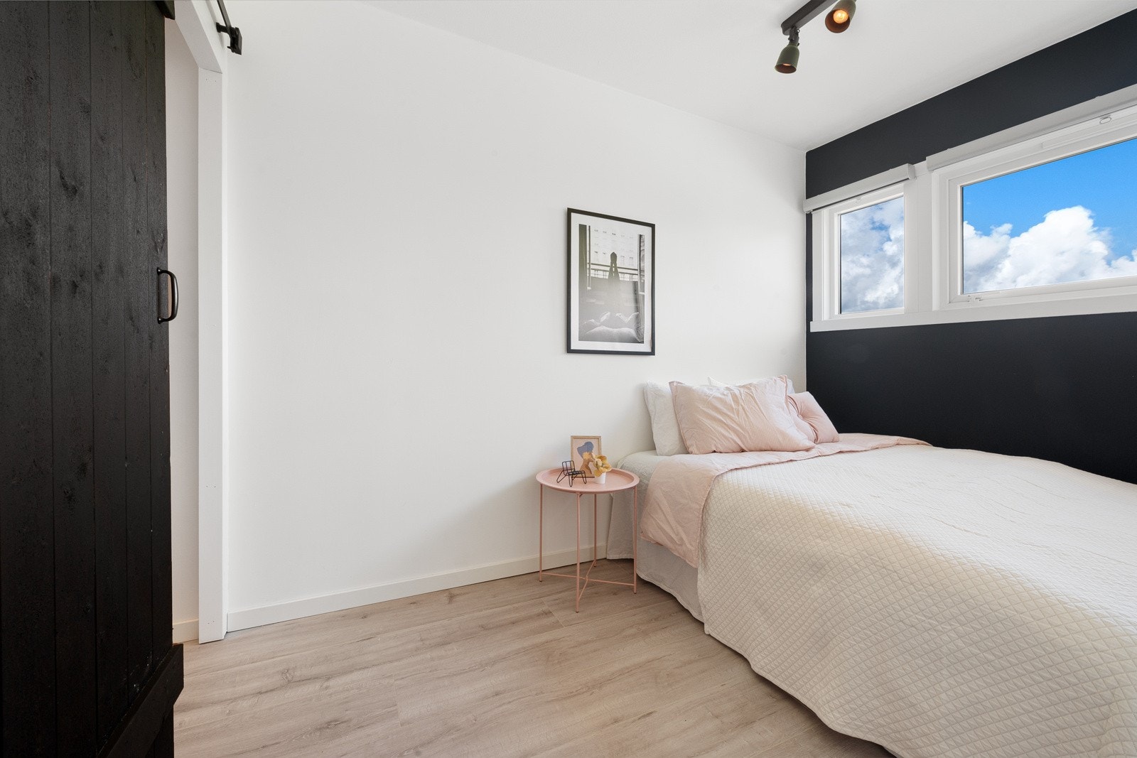 Lyst og koselig soverom med flotte utsiktsforhold. Det er innlagt balansert ventilasjonsanlegg i boligen, som bidrar til et godt inneklima. Galleribilde