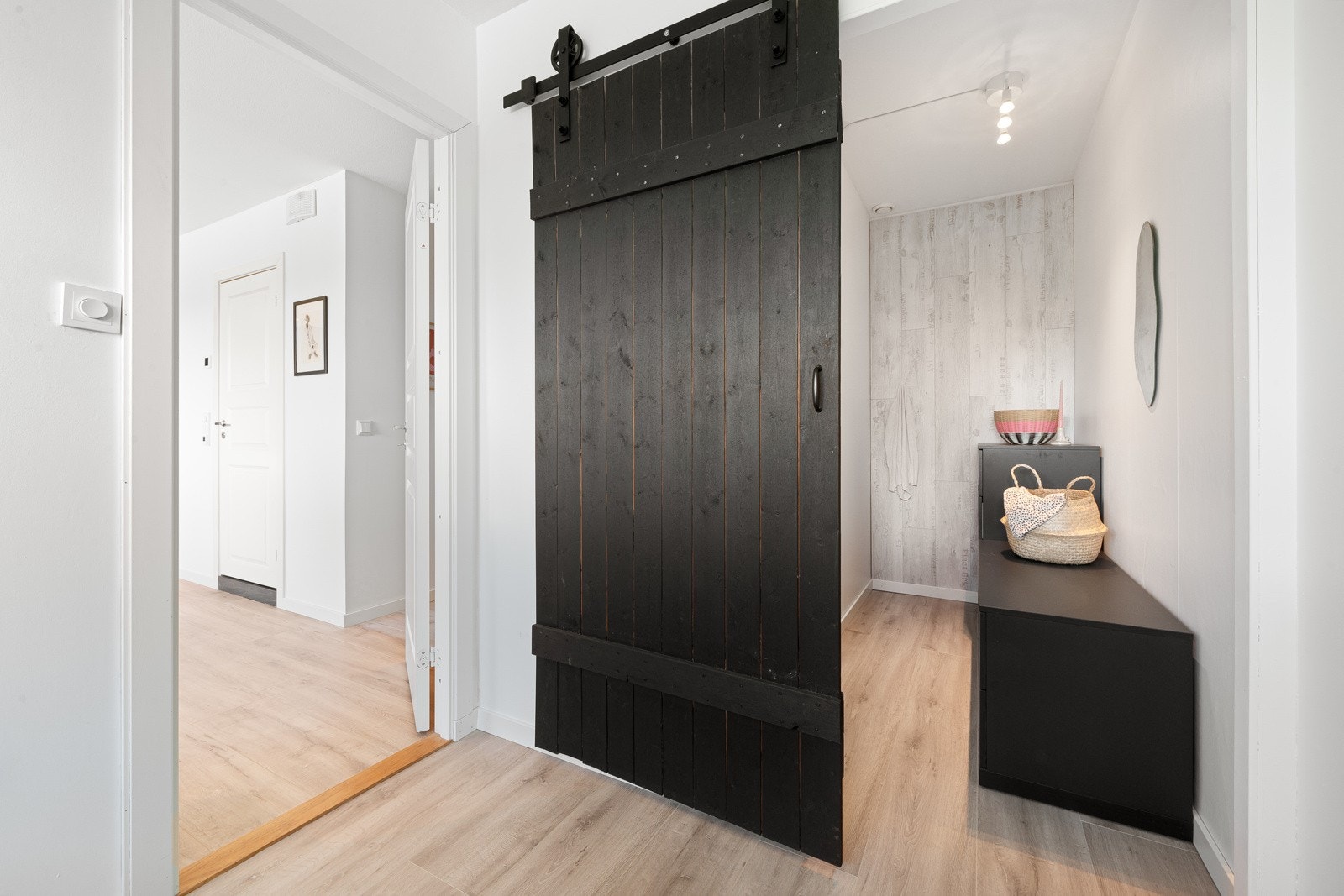 Tilknyttet soverom er det en innvendig bod, som subsidiært kan benyttes til walk-in garderobe. Galleribilde