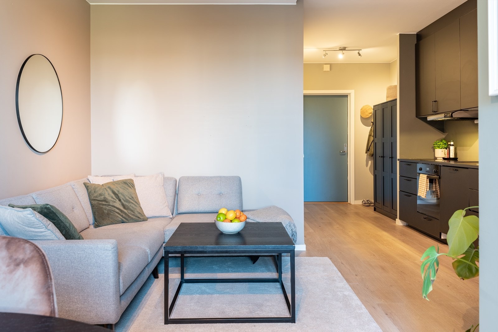 Leiligheten har en gjennomgående pen standard med en rekke kvaliteter som nymalte overflater, oppgradert kjøkkeninnredning og nytt gulv i 2021. Galleribilde