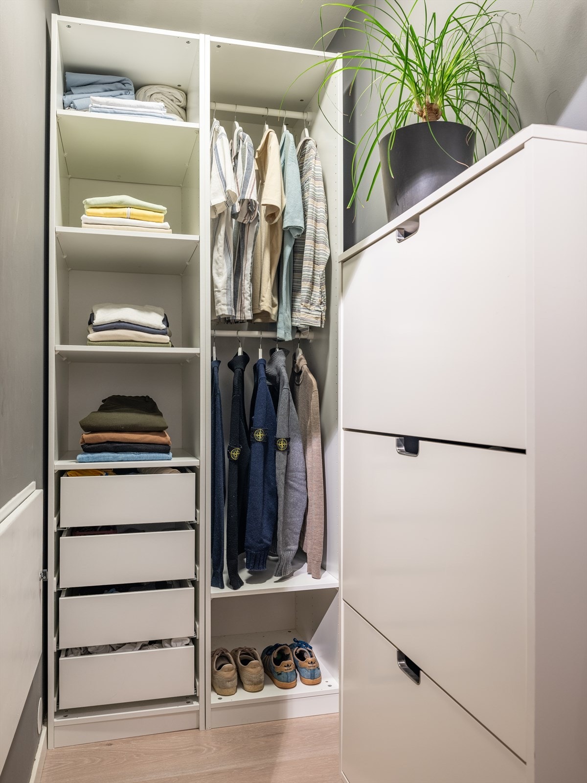 I tillegg til garderoben i entré har leiligheten en intern bod og en ekstern bod for ekstra plass til oppbevaring. Galleribilde