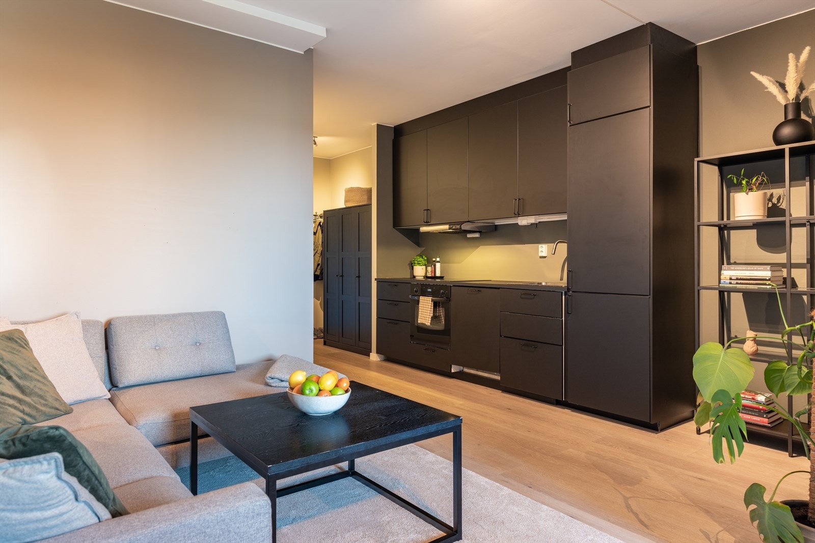 Her får du en særdeles praktisk planløsning som enkelt lar deg dele den åpne stue- og kjøkkenløsningen inn i forskjellige soner. Galleribilde