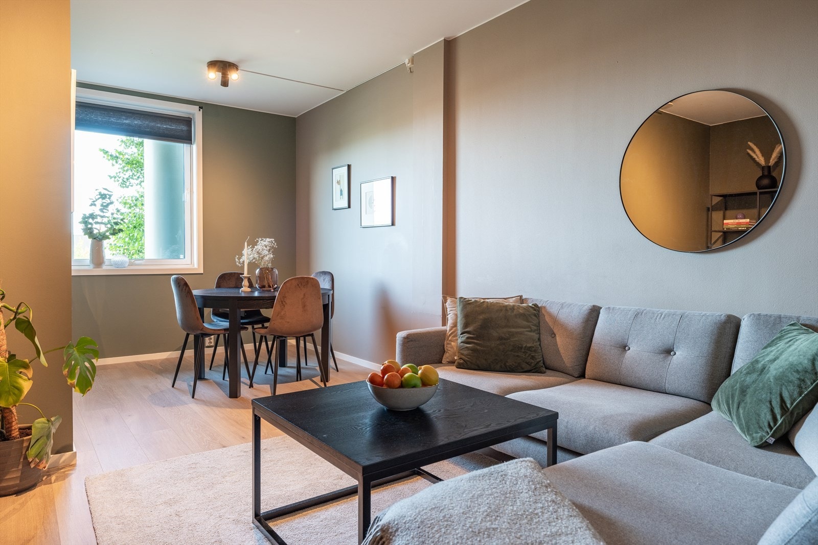 Velkommen til Dyre Halses gate 13 - en moderne og sentral 2-roms selveierleilighet, oppgradert i 2021 og beliggende på attraktive Solsiden. Galleribilde