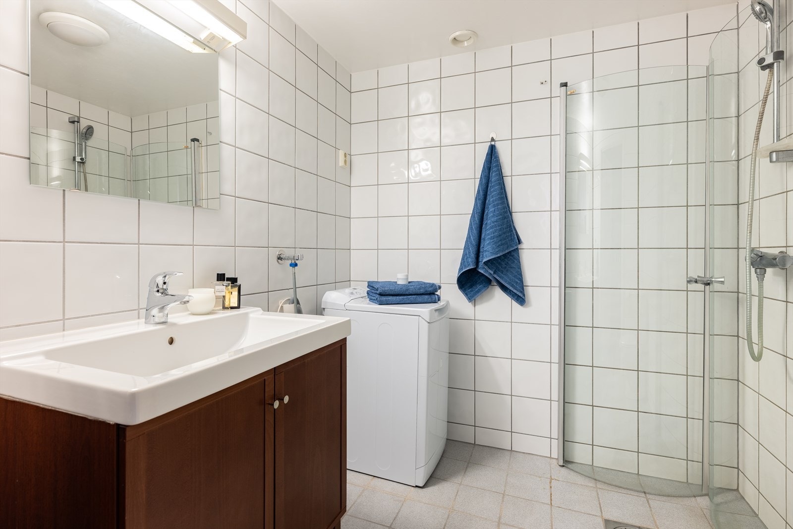 Lyst og flislagt bad på 4,1 m² fra nyere byggeår i 2006. Galleribilde