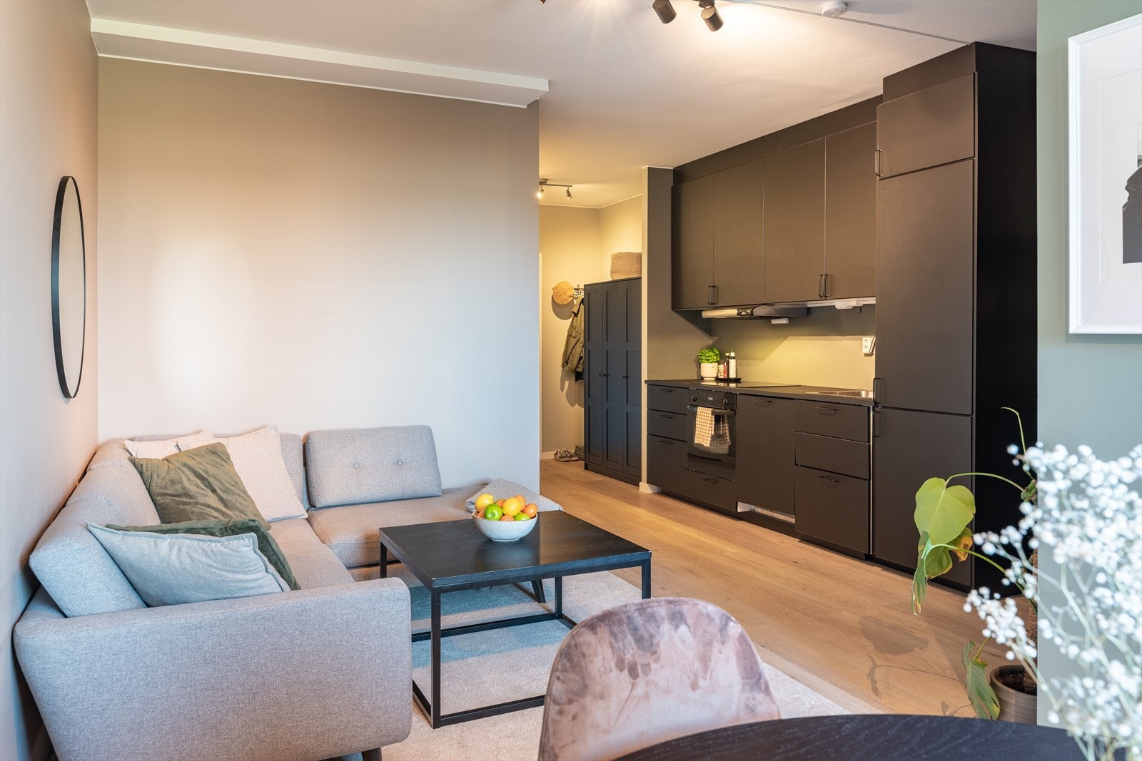 Her får du en romslig stue- og kjøkkenløsning på hele 26 m² med god plass til en rekke møbleringsalternativer. Galleribilde