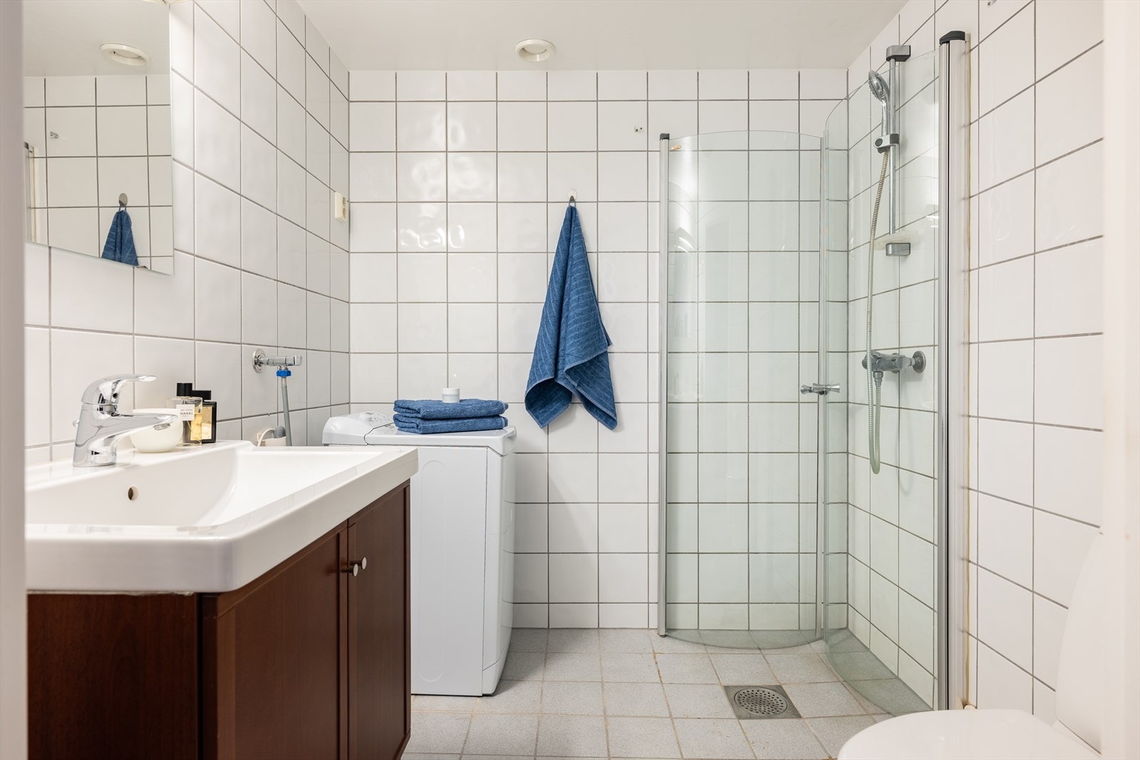 Badet er utstyrt med behagelig gulvvarme og ferdig opplegg for vaskemaskin. Galleribilde