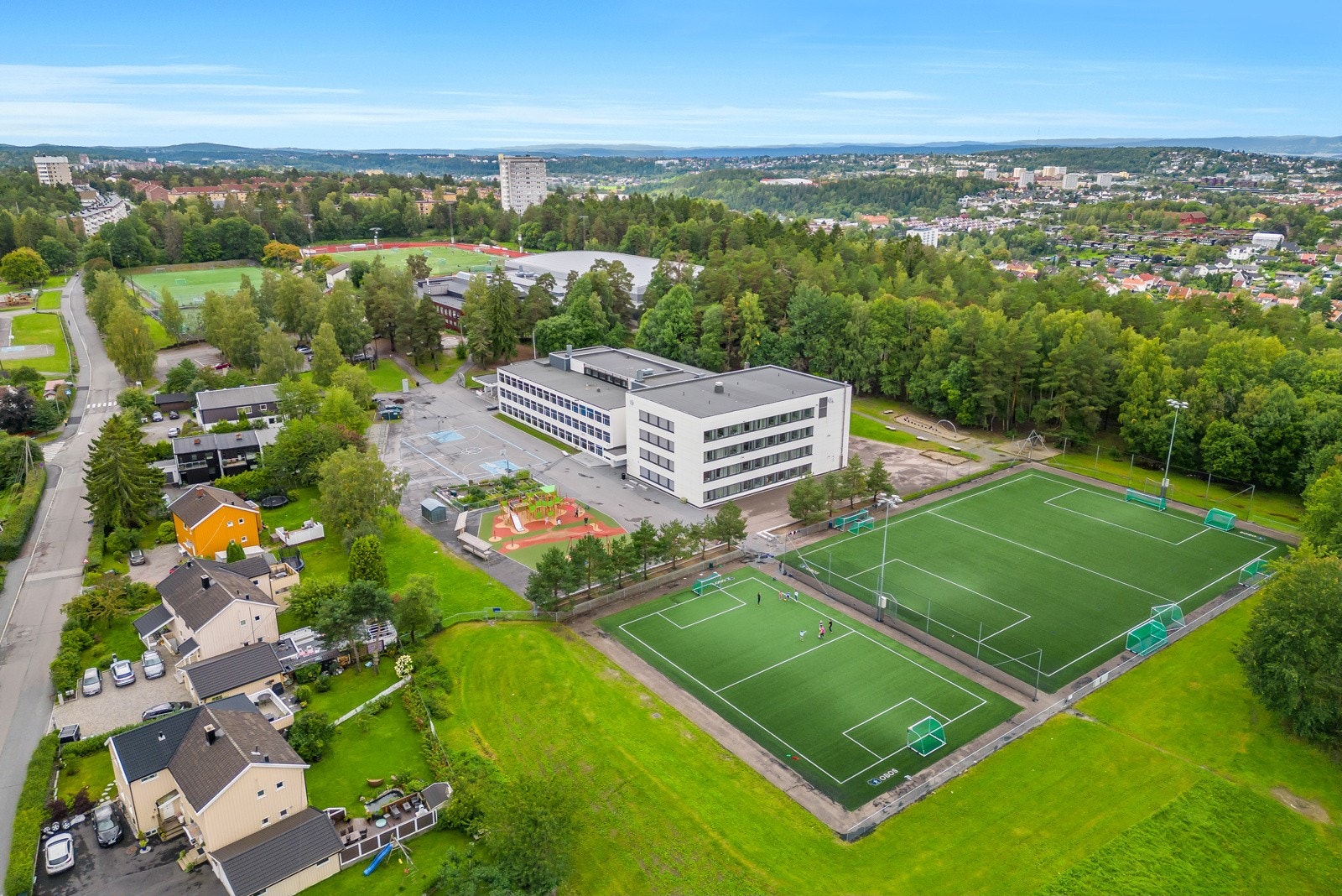 Bolige sokner til populære Godlia skole ca. 550 meter i gåavstand. Galleribilde