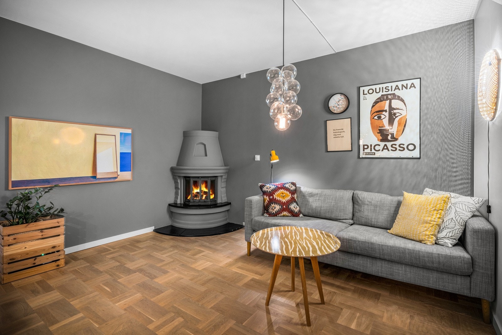 Den hyggelige peisen ligger flott plassert i hjørnet og bidrar til en energieffektiv oppvarming av boligen på kalde årstider. Galleribilde