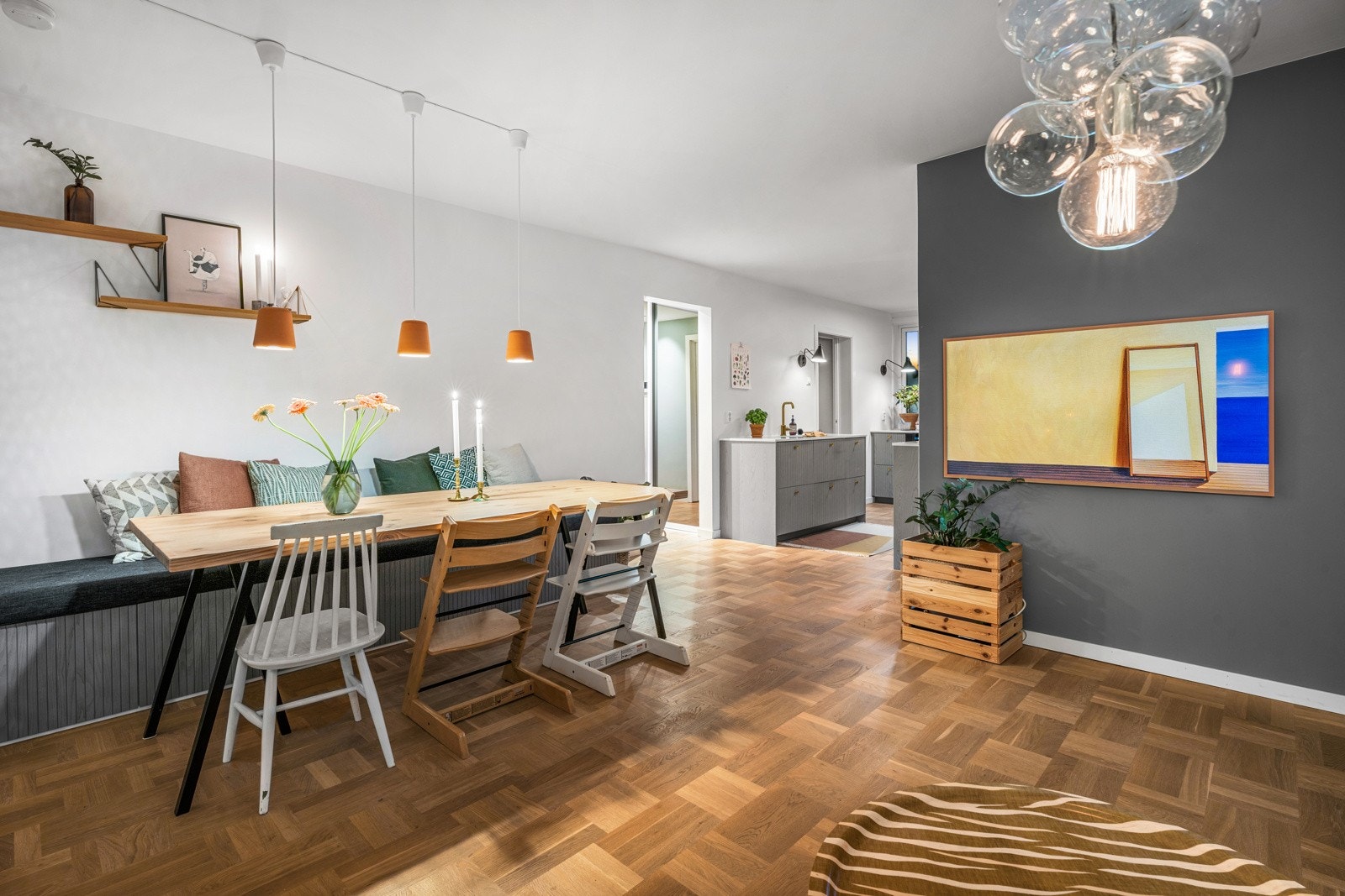 Stuen er kjent for sin praktiske planløsning i L-form som gir flere møbleringsmuligheter. Galleribilde