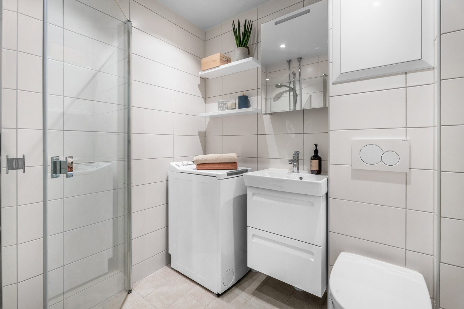 Badet ble rehabilitert i regi av borettslaget i 2016, og er pent og arealeffektivt innredet. Galleribilde