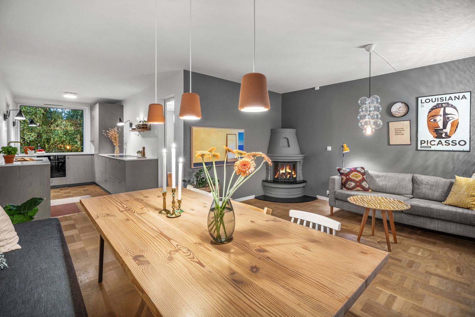 Boligen har en meget gjennomgående og godt utnyttet planløsning med store vindusflater fra to sider. Galleribilde