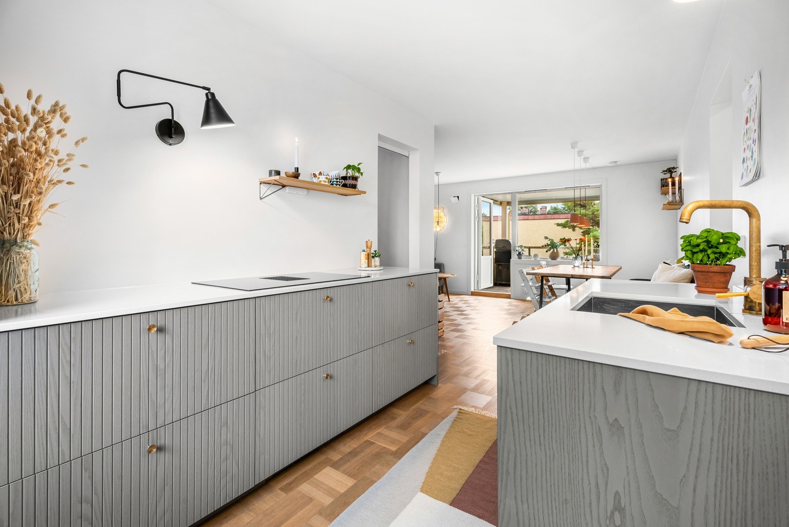 Planløsningen er i ettertid endret, hvorav kjøkkenet har blitt flyttet ut i åpen løsning mot stuen til fordel for et ekstra soverom. Galleribilde