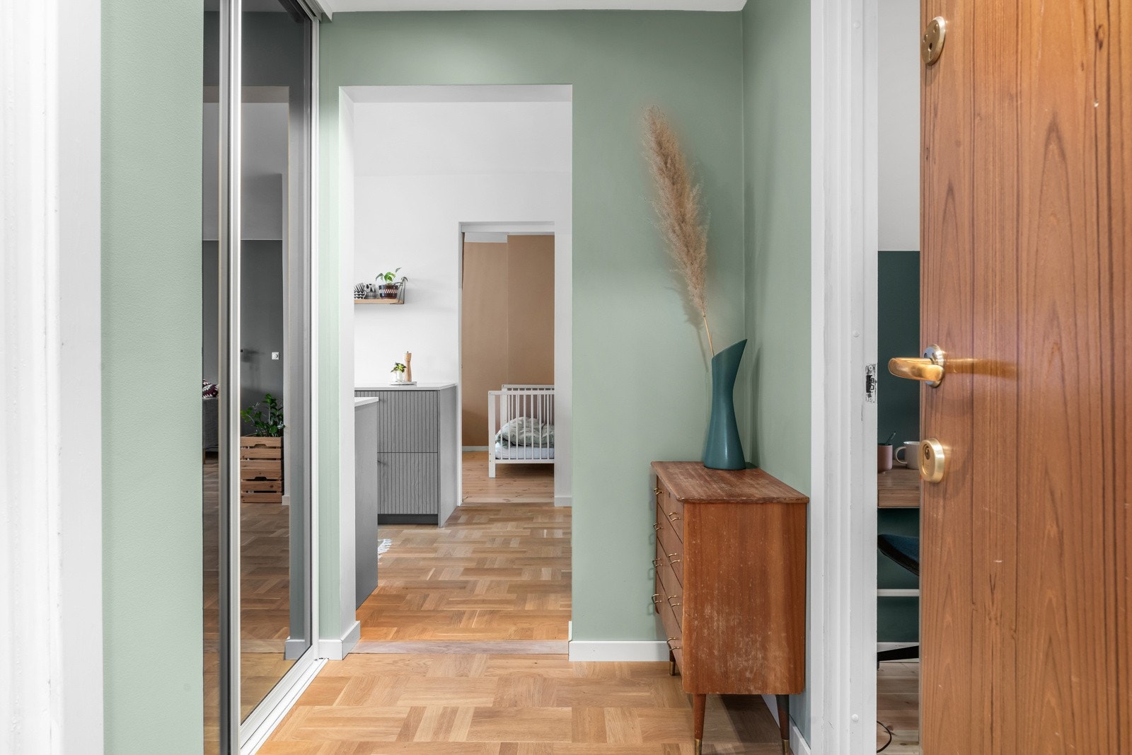 Du ønskes velkommen inn i en hyggelig entré som gir et godt førsteinntrykk av boligen. Galleribilde