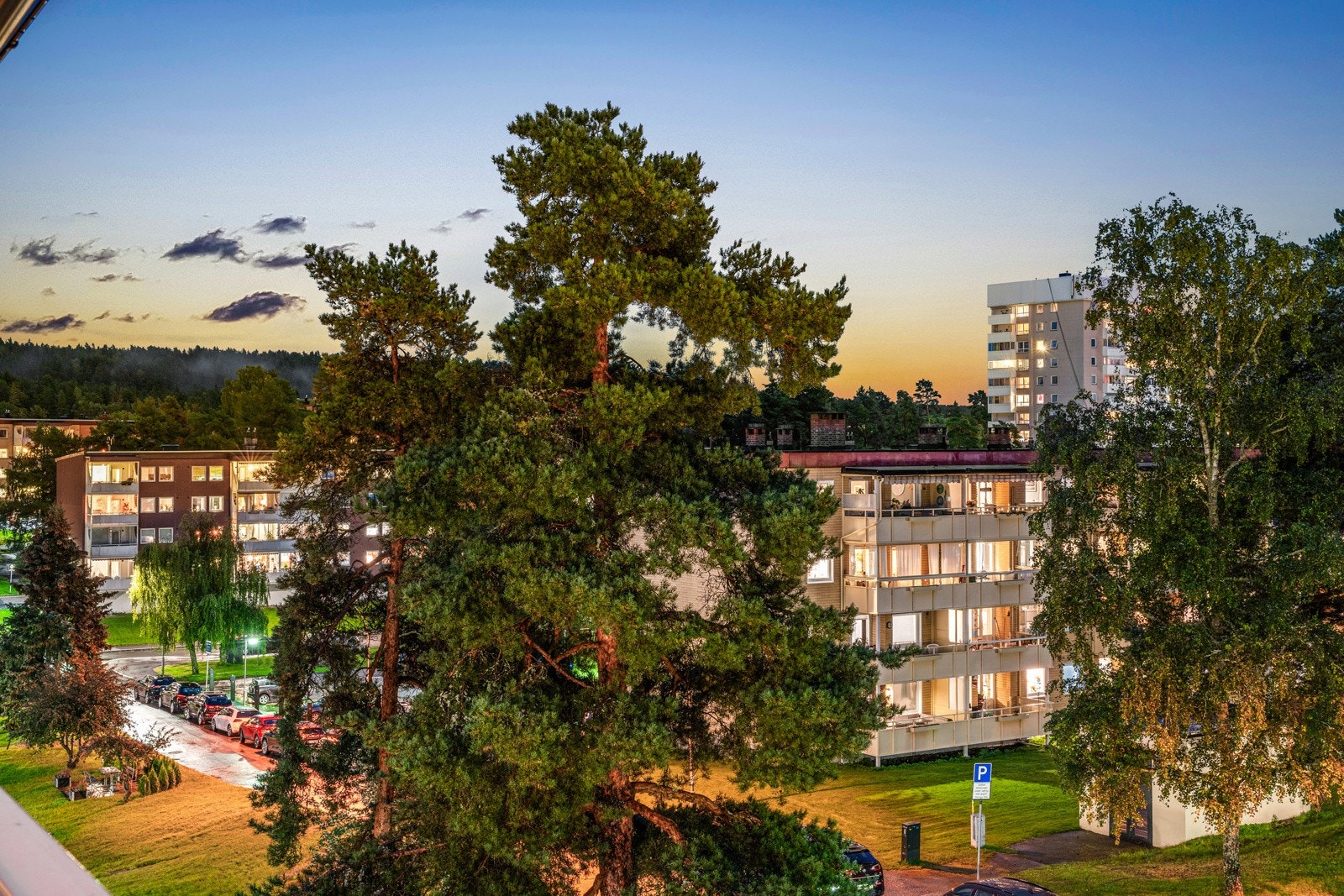 Boligen ligger vendt mot rolig og trafikkstille enveiskjørt gate med flott utsyn mot grønt fellesområde. Galleribilde