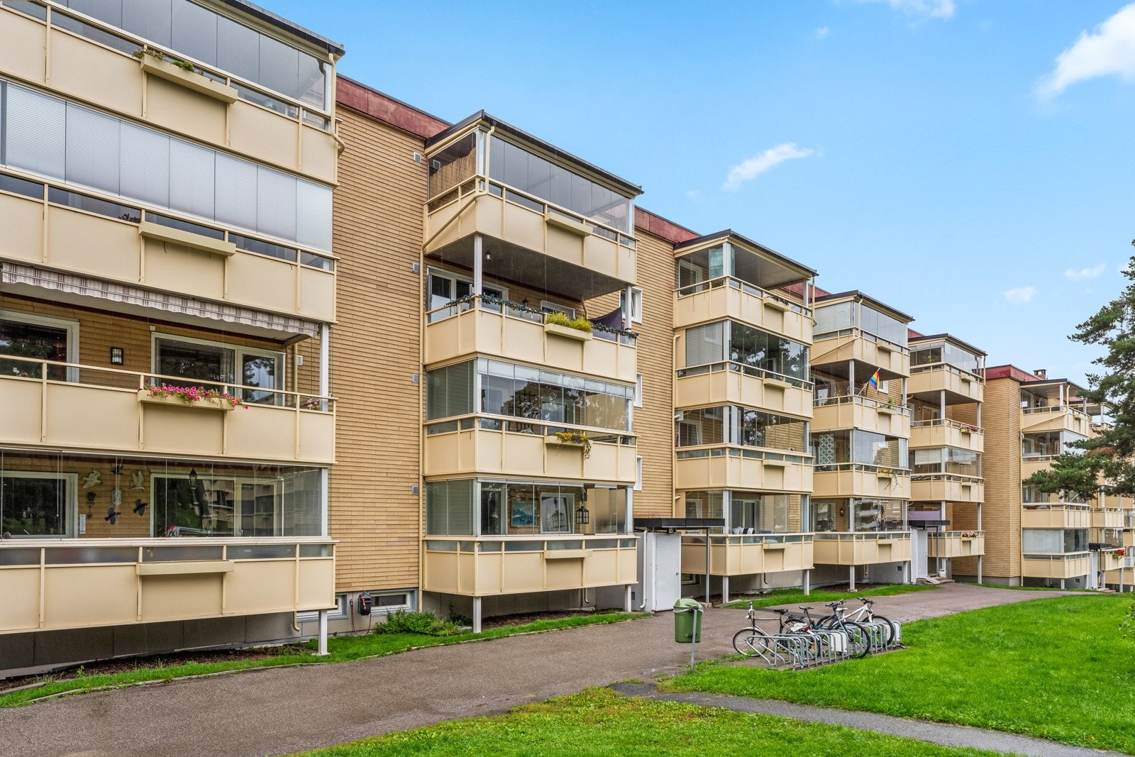 Rundt bebyggelsen er det pent opparbeidede fellesarealer med plen, trær, beplantning og asfalterte gangveier. Galleribilde