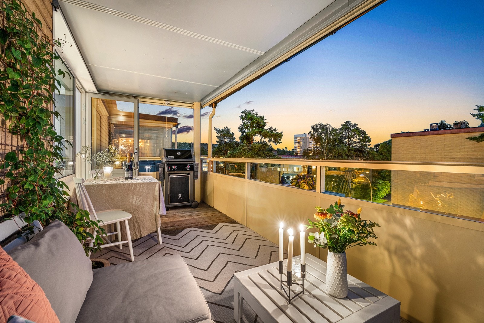 Kranveien 13 er en moderne og familievennlig 4-roms toppleilighet med romslig innglasset balkong. Galleribilde