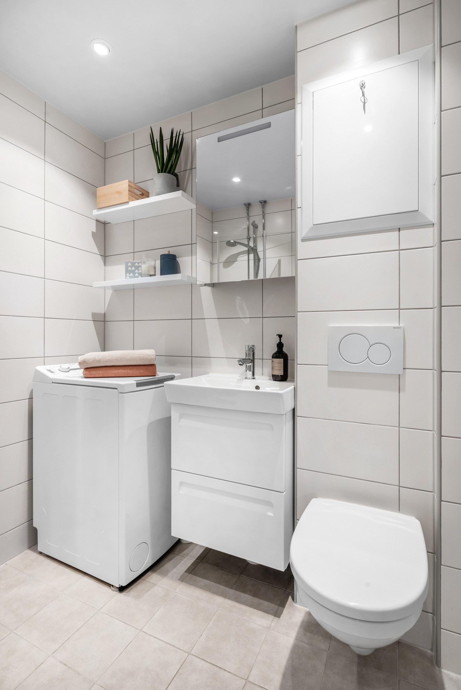 Det er opplegg for vaskemaskin og elektriske varmekabler i gulv. Galleribilde