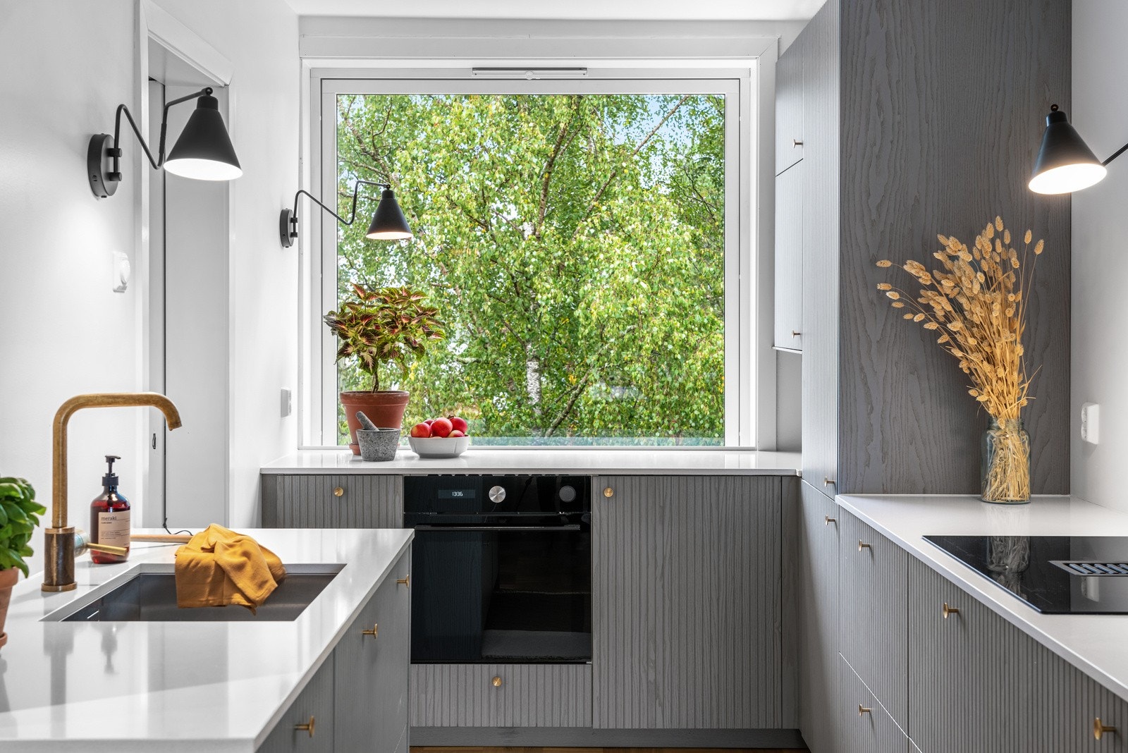 Videre er kjøkkenet utstyrt med induksjonstopp, integrert komfyr, oppvaskmaskin og kjøl- og fryseskap. Galleribilde