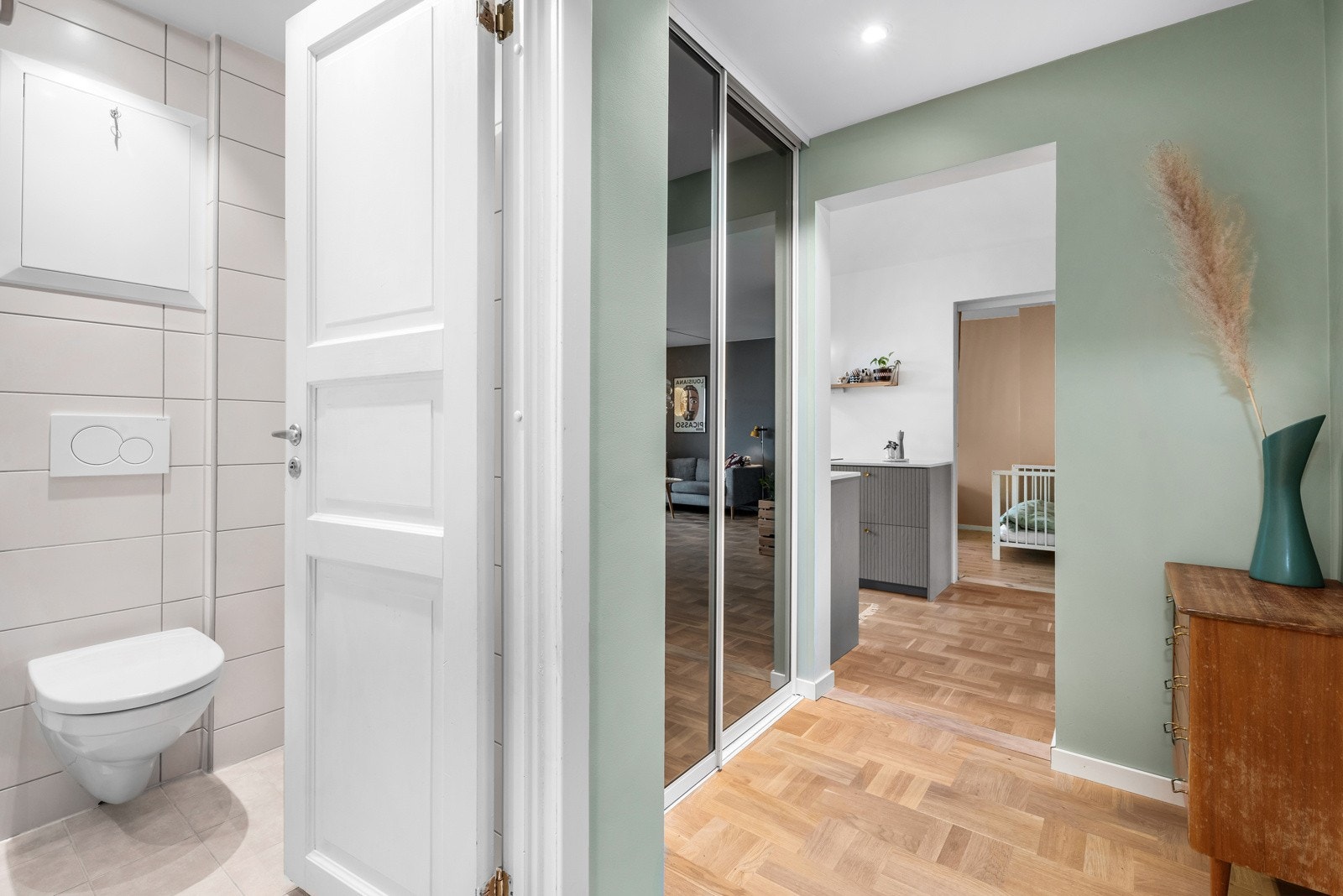 Gangen er utstyrt med e praktisk garderobe med skyvedør, samt kott med adkomst fra soverom 2. Galleribilde