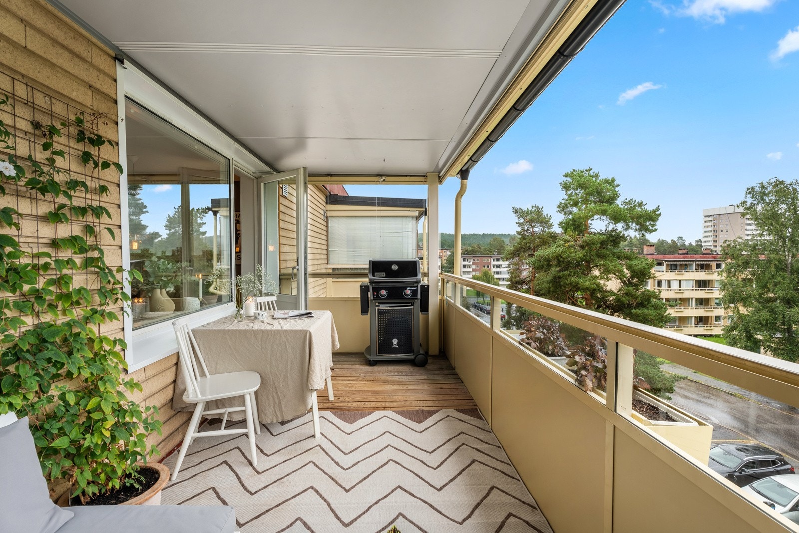 Romslig og hyggelig uteplass på ca. 11 m² med plass til utemøblement og grill. Galleribilde