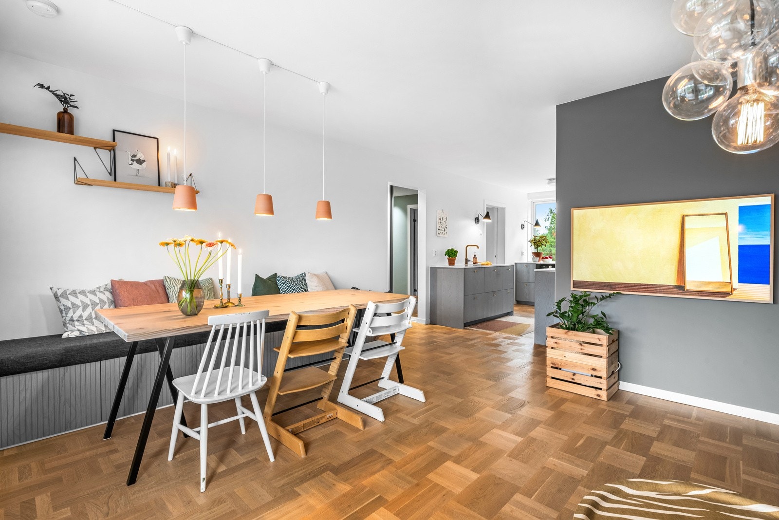 Oppholdsrommet har en flott kombinasjon av parkett i gulv, malte flater og store vindusflater som bidrar til flotte lysforhold. Galleribilde