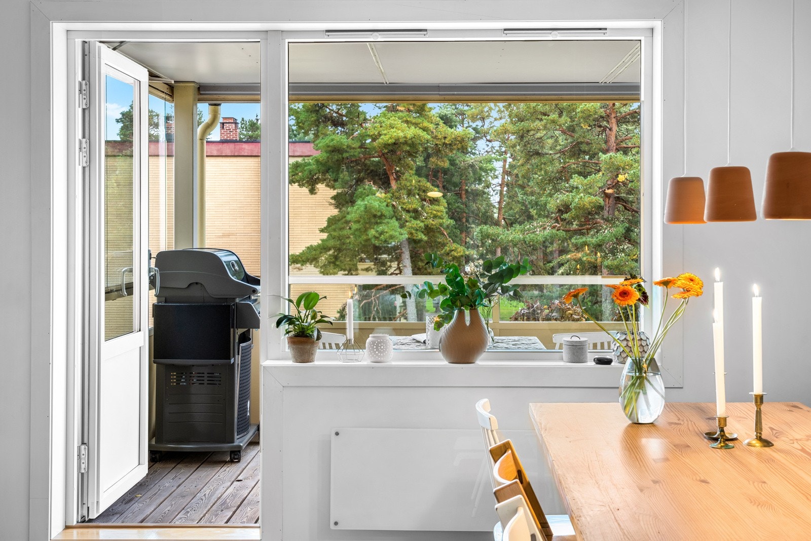 Vinduer og balkongdøren ble skiftet i 2016 i regi av borettslaget. Galleribilde