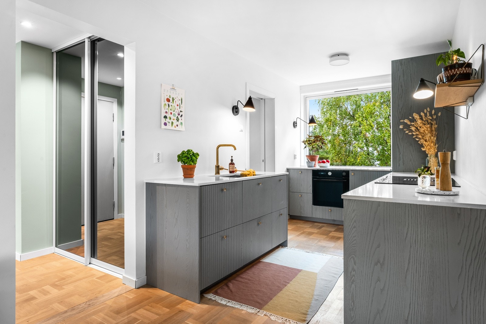 Kjøkkenet ligger behagelig tilbaketrukket fra stuen, i tilknytning til den store vindusflaten mot grønt fellesareal. Galleribilde