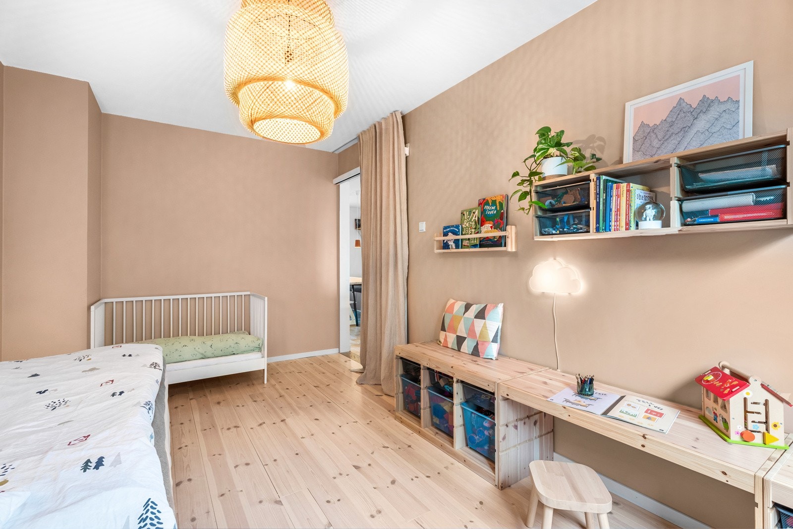 Det største soverommet har vindusflate mot nord og oppleves som svalt på varme sommerdager. Galleribilde