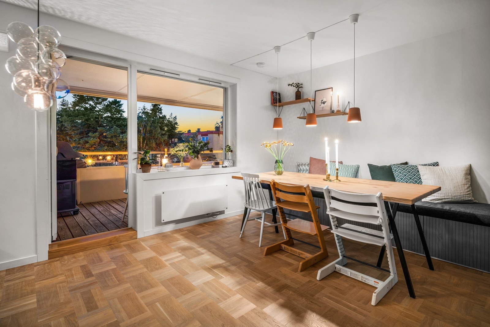 Boligen oppleves innflytningsklar med velholdte overflater og er i senere tid omgjort en 4-roms som betraktes som et av de sjeldnere i borettslaget. Galleribilde