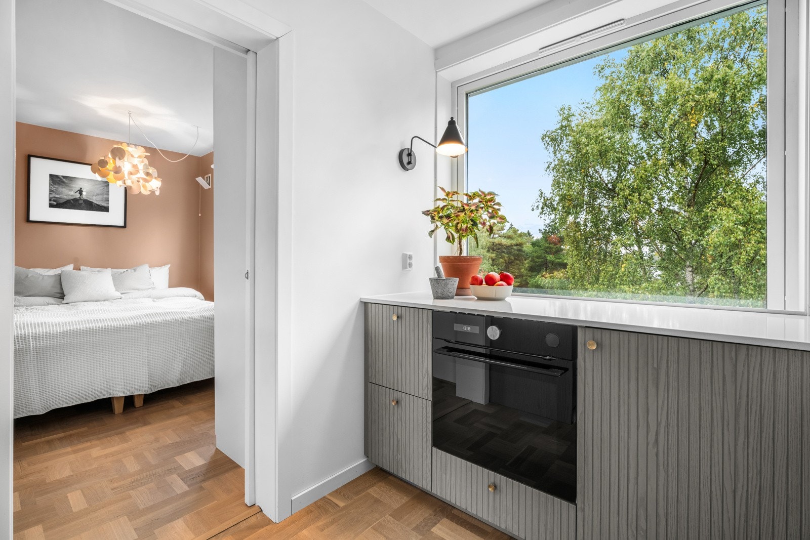 Fra kjøkkenet er det adkomst inn soverom 2 som ligger vendt mot park/grøntområde. Galleribilde