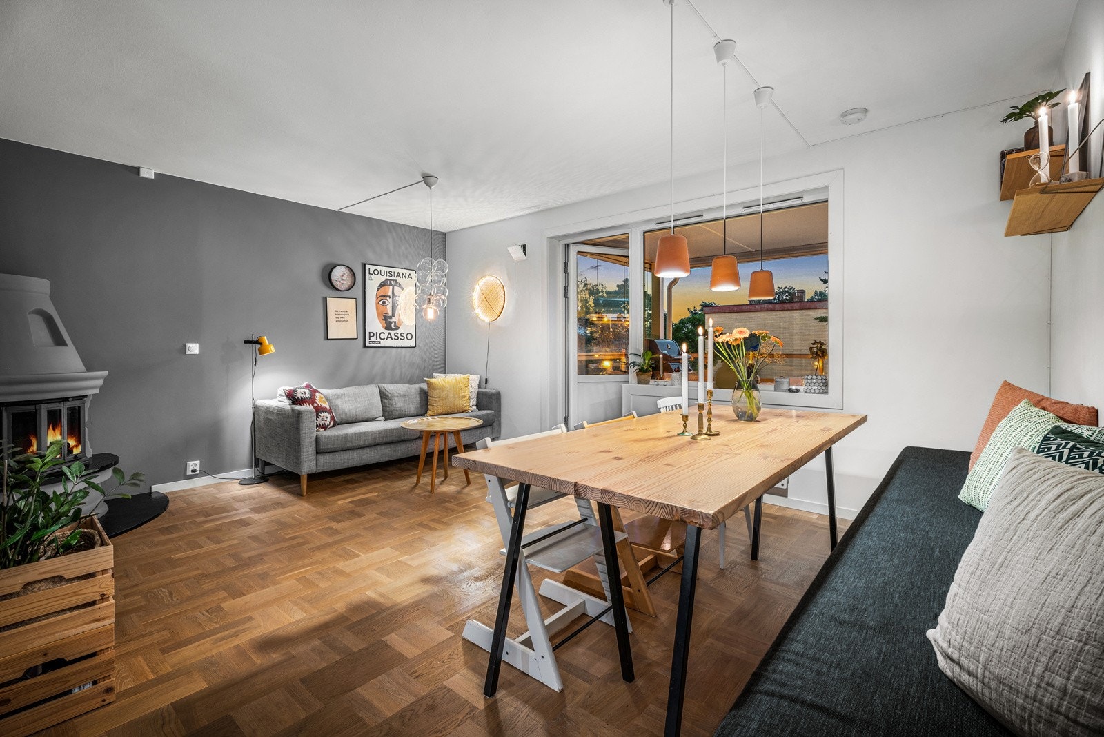 Svært luftig og romslig stue med flere soneinndelinger. Galleribilde