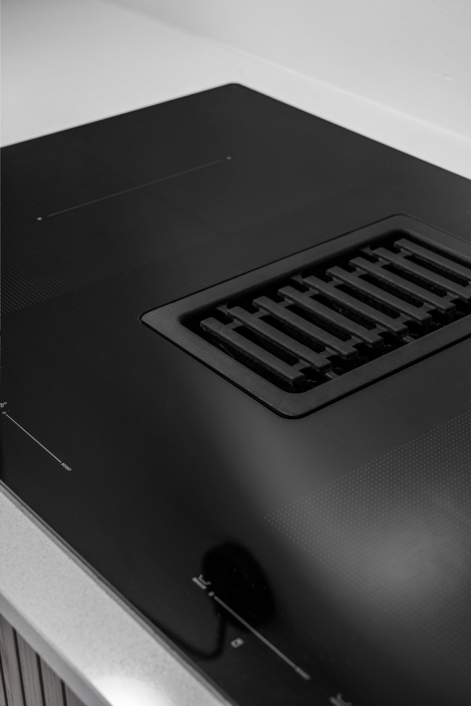 Kjøkkenet har avtrekk via nedfelt avtrekk med kullfilter som gir et moderne preg. Galleribilde