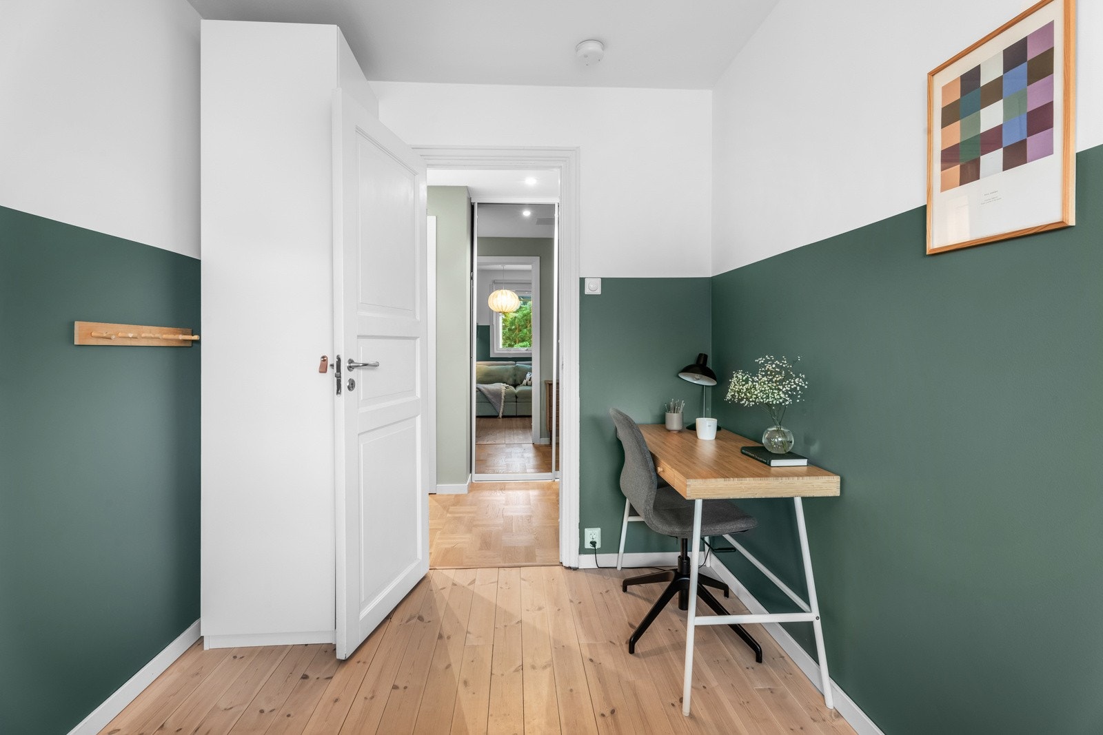 Flere soverom gir flere valgfrihet, hvorav ett av rommene kan benyttes som gjesterom eller kontor. Galleribilde