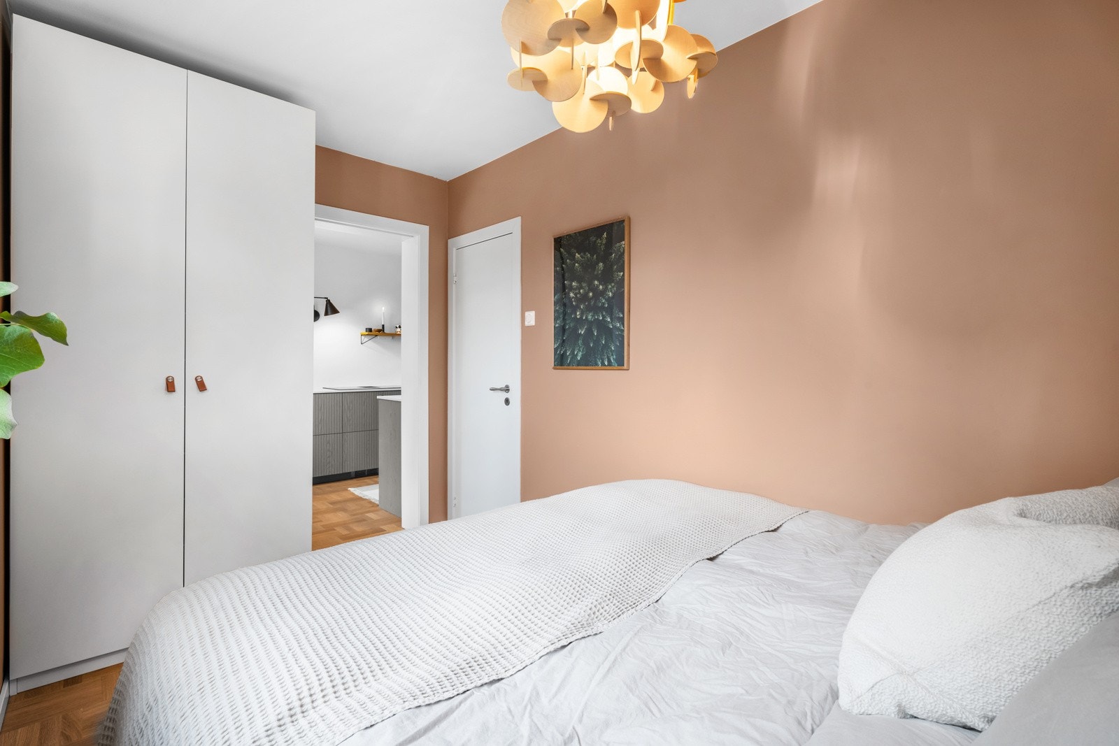 Soverommet er av god størrelse med plass til stor dobbeltseng med tilhørende garderobeløsning. Galleribilde