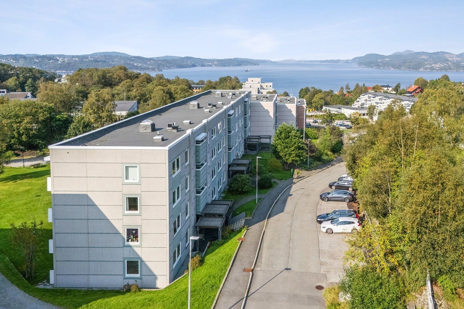 Borettslaget ligger fint til i et rolig boligområde med kort vei til alt man trenger i hverdagen. Det finnes også fine turområder i umiddelbar nærhet. Galleribilde