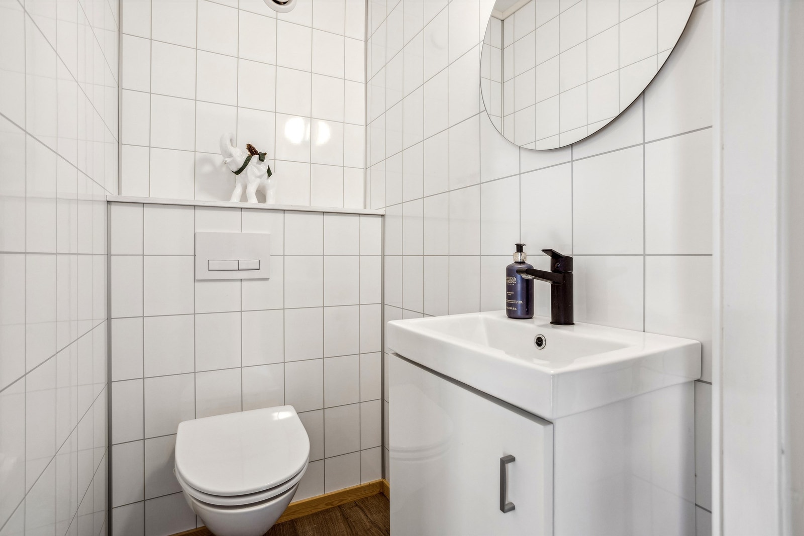 Praktisk gjetetoalett vegg i vegg med badet. Galleribilde