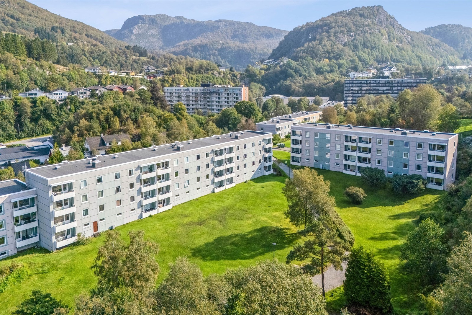 Toppe borettslag består av 521 leiligheter fordelt på 22 punkthus, 2 høyblokker og 5 lavblokker. Borettslaget har garasjer og tilbyr lading av el-bil. Garasjeplasser tildeles etter venteliste. Galleribilde