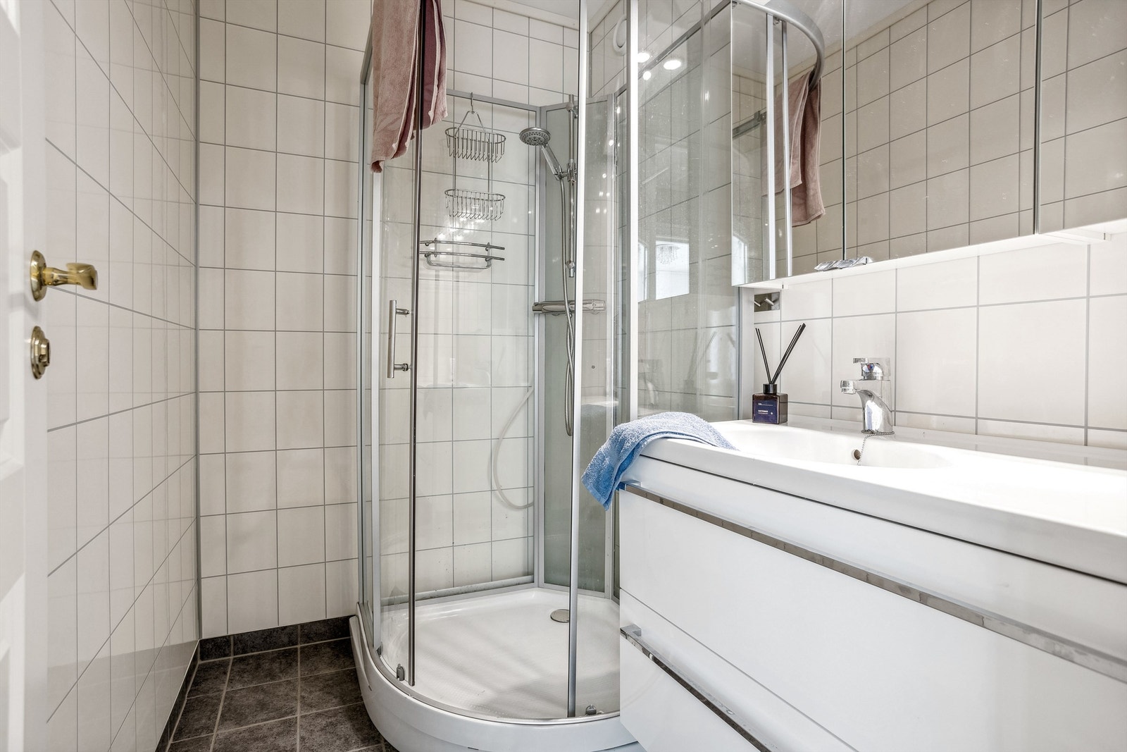 Tidløst bad med varme i gulv. Galleribilde