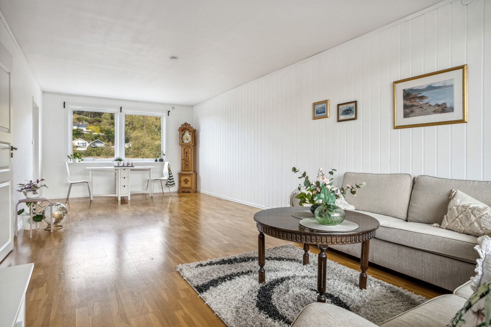 Leiligheten er romslig og har godt med lysinnslipp i begge ender av stuen. Galleribilde