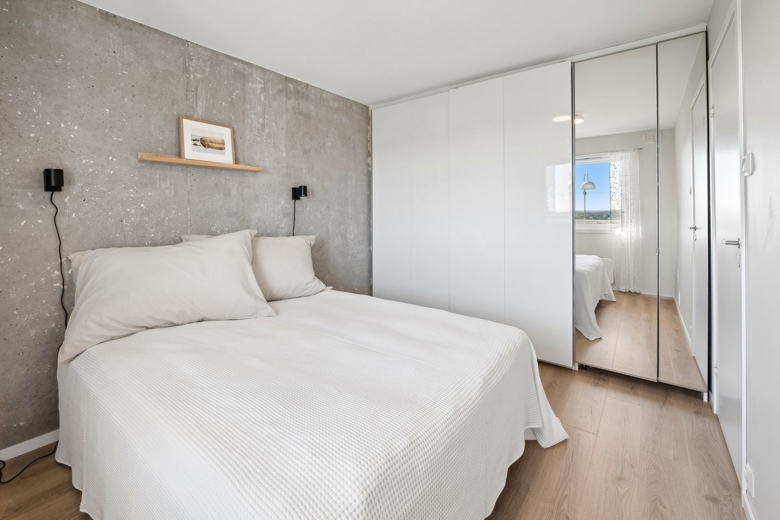Soverommet er også utstyrt med en praktisk skyvedørsgarderobe, hvor deler har speildør Galleribilde