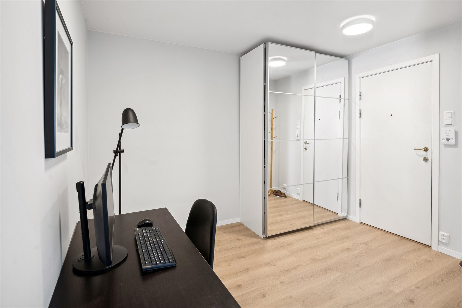 I entré er det både plass til hjemmekontoret, samt god plass til yttertøy og sko. Galleribilde