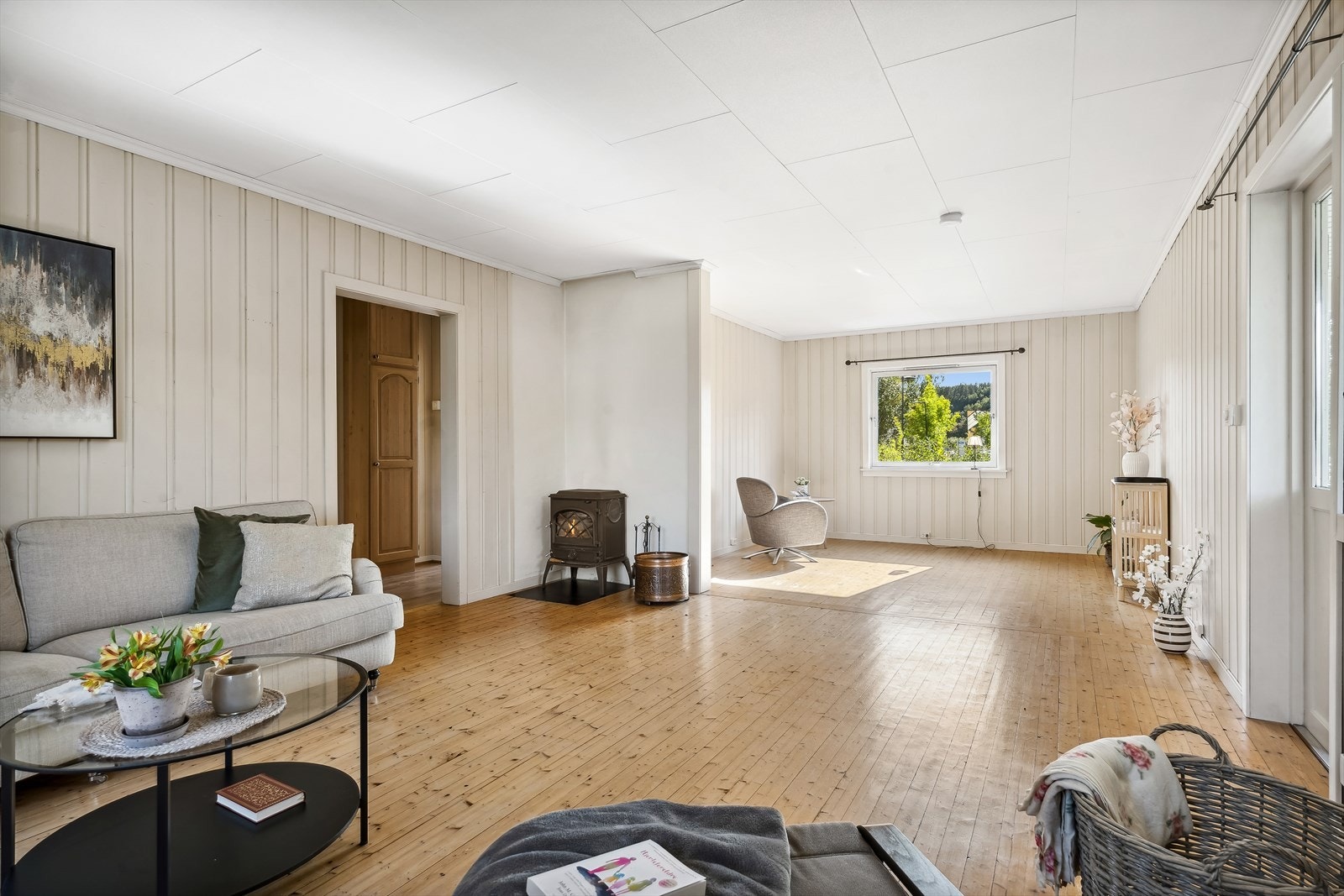 Stuen er naturlig inndelt i to soner, med vinduer i tre himmelretninger flommer rommet med naturlig dagslys. Det er også utgang til terrasse og hage... Galleribilde