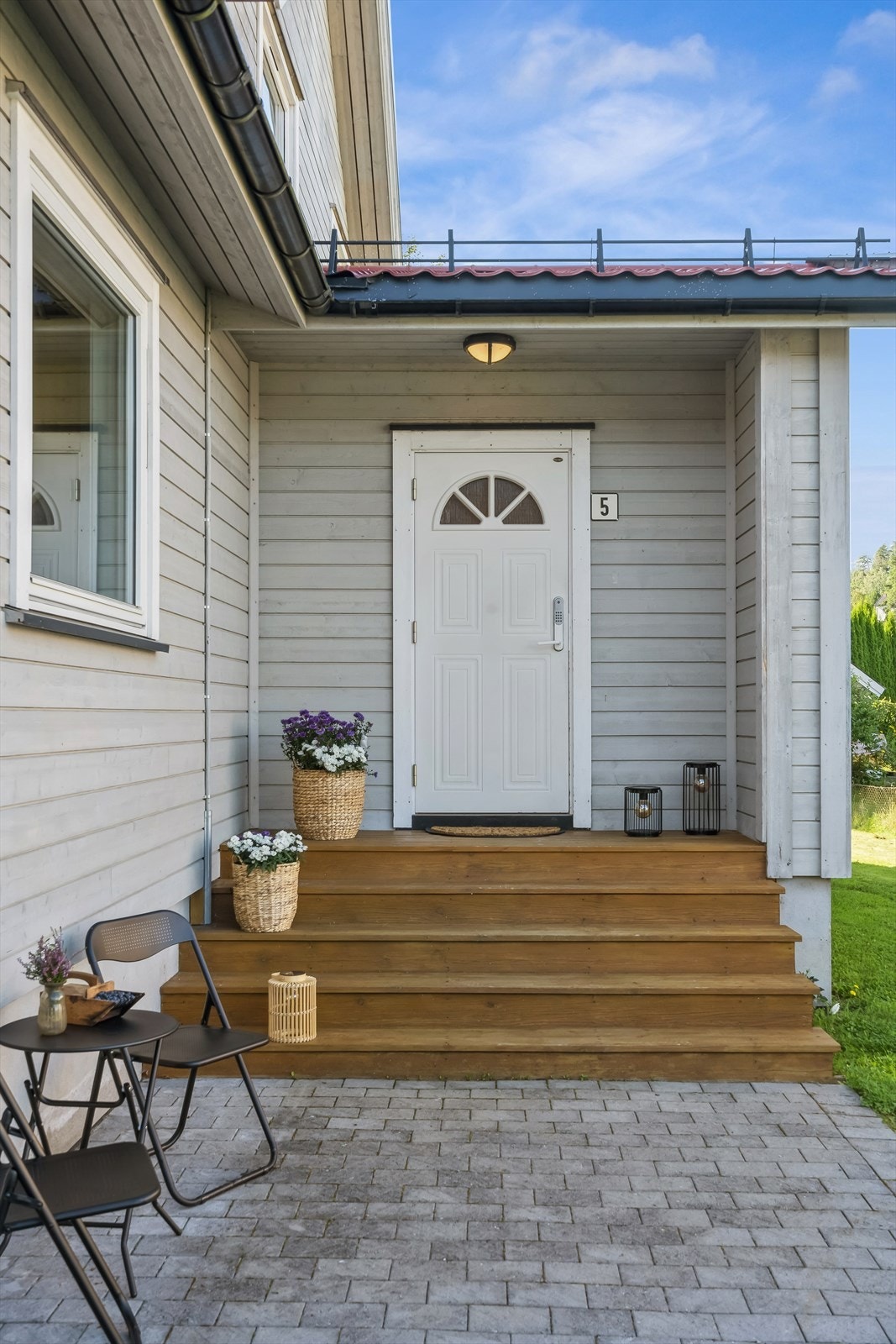 Et koselig, delvis overbygget inngangsparti med plass til stol og bord. Perfekt for å nyte morgenkaffen i morgensolen Galleribilde