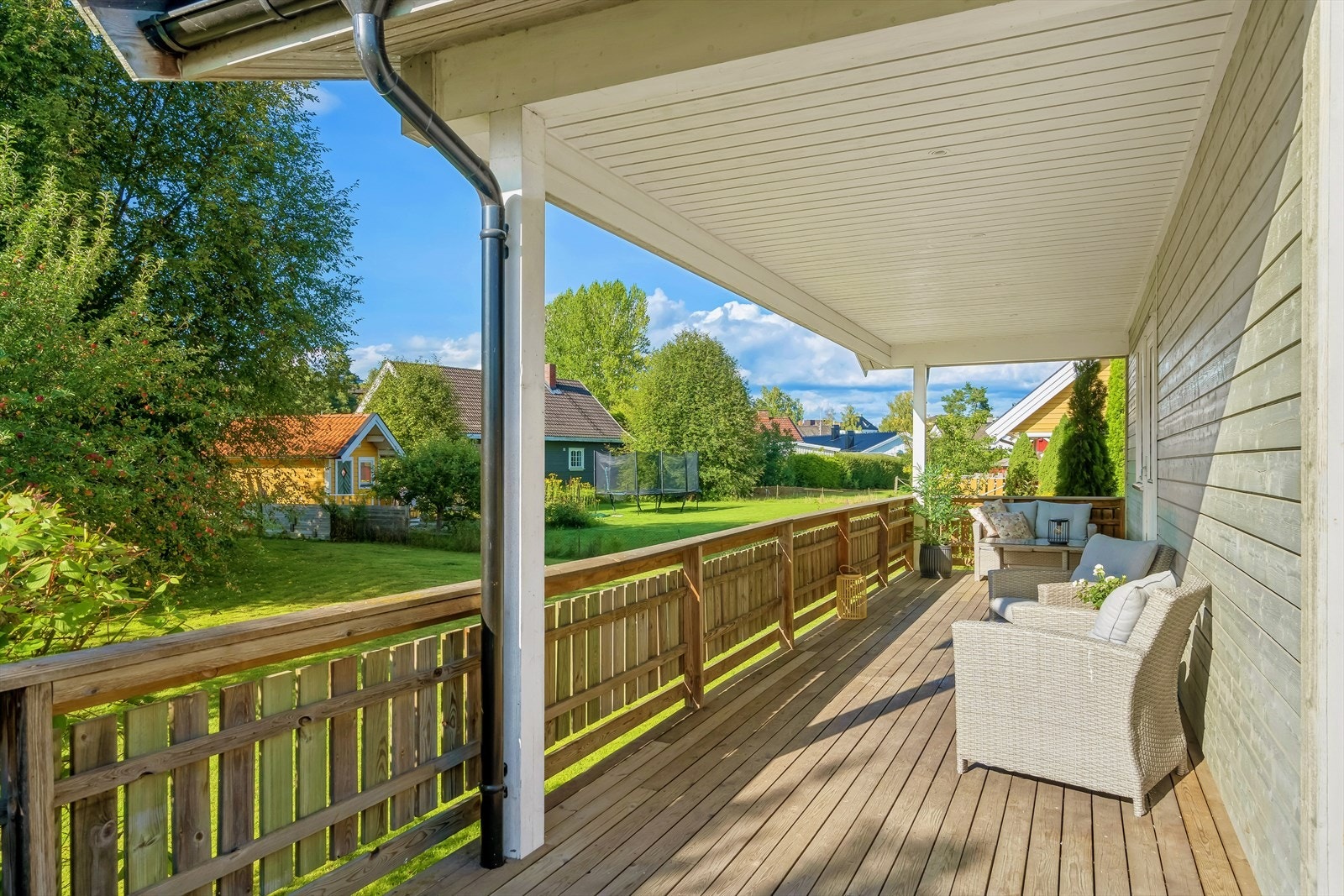 Direkte adgang til hagen fra terrassen. En skjermet og fin plass for hele familien! Galleribilde